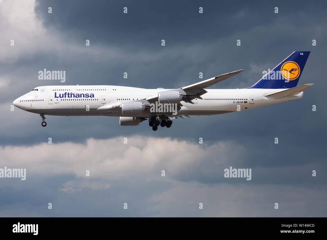 Francoforte / GERMANIA - Aprile 26, 2015: Lufthansa Boeing 747-8 D-ABYM piano passeggero atterraggio all' aeroporto di Francoforte Foto Stock