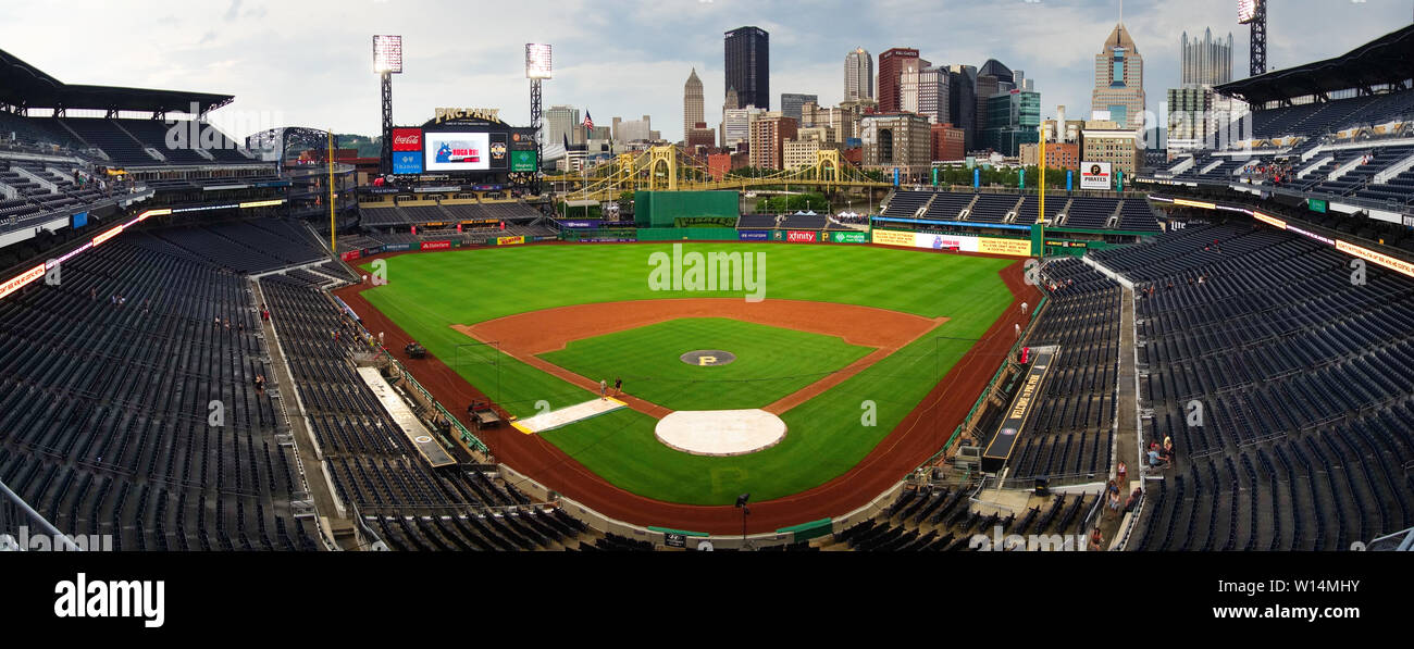 Il PNC Park Baseball Stadium di Pittsburgh, PA, casa dei pirati di Pittsburgh, domina lo skyline della città e il fiume Allegheny. Foto Stock