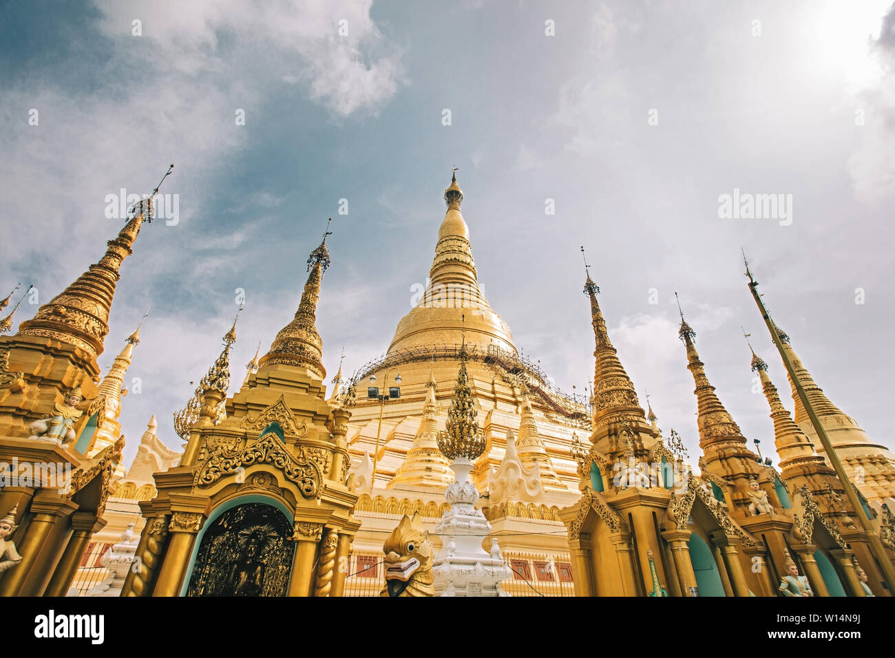 La pagoda buddista architettura. Famoso tempio Buddista Shwedagon pagoda di Yangon, Myanmar Foto Stock