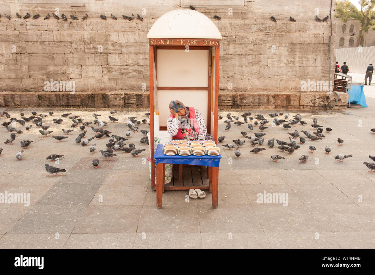 Dormire sul processo- venditore ambulante di vendita alimentari piccione in Istanbul Foto Stock