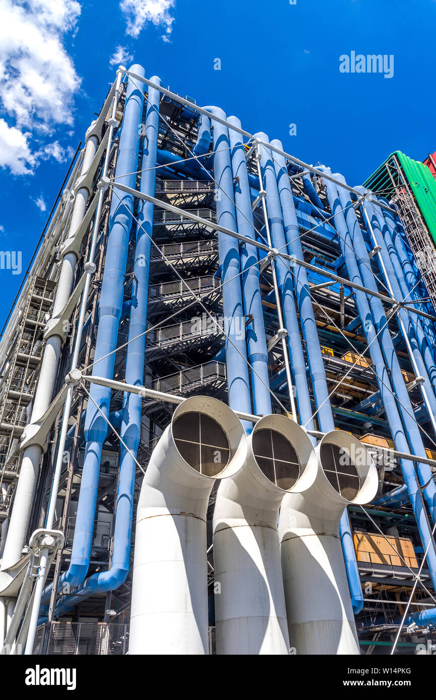 Colorate servizi esterni dei tubi e condotti presso il Centro Pompidou art gallery, Parigi, Francia. Foto Stock