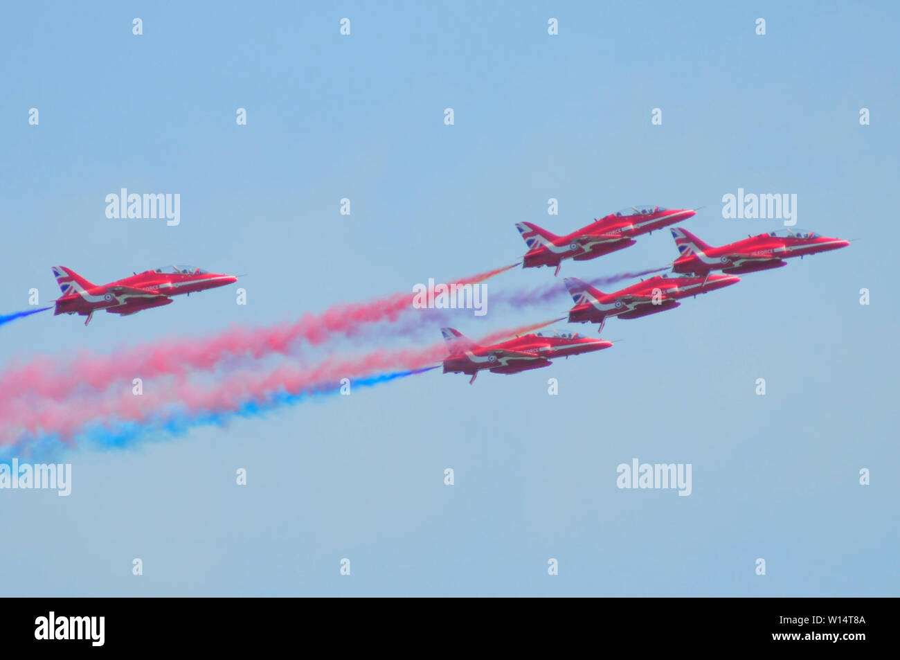 Folkestone, Kent, Regno Unito. 30th giugno 2019..Brilliant display by Royal Air Force Red Arrows mostra il team su Folkestone.. Foto Stock