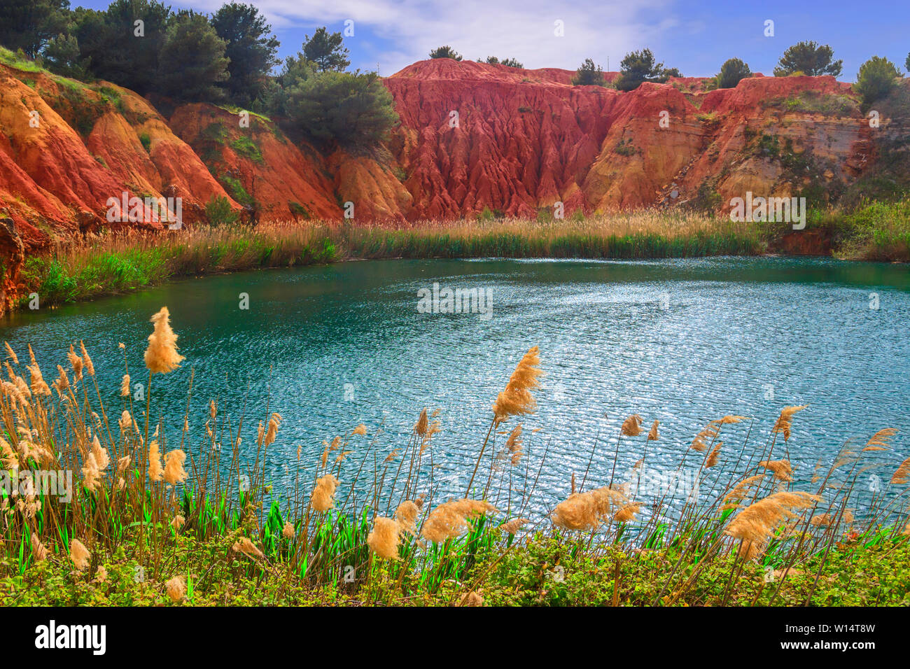 Il lago in una vecchia cava di bauxite in Puglia, Otranto, Salento, Italia. Foto Stock