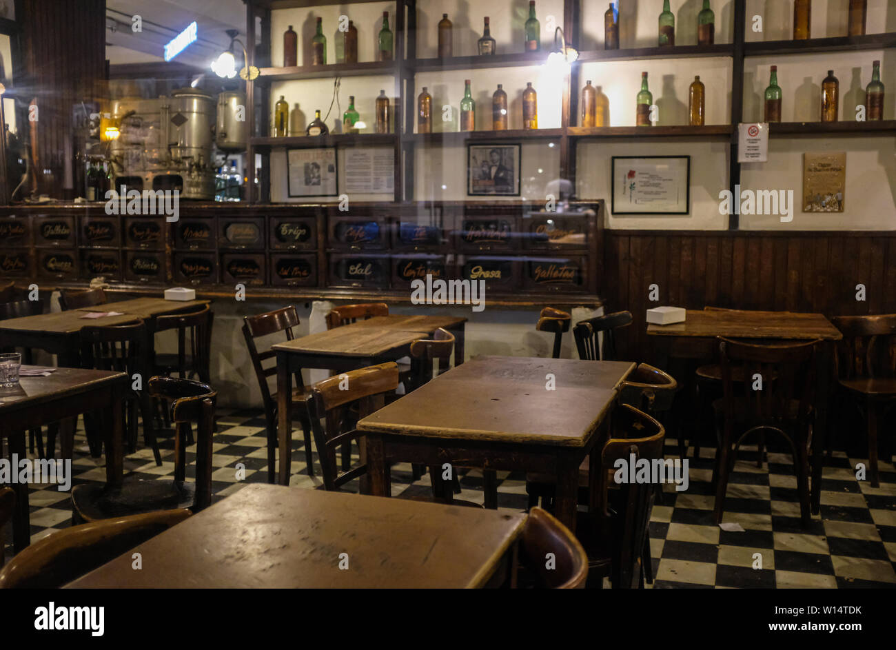 BUENOS AIRES, Argentina - circa agosto 2017: Esterno del Bar Plaza Dorrego. Bar Plaza Dorrego è uno di quei super-suggestivo, classic, old-school Foto Stock