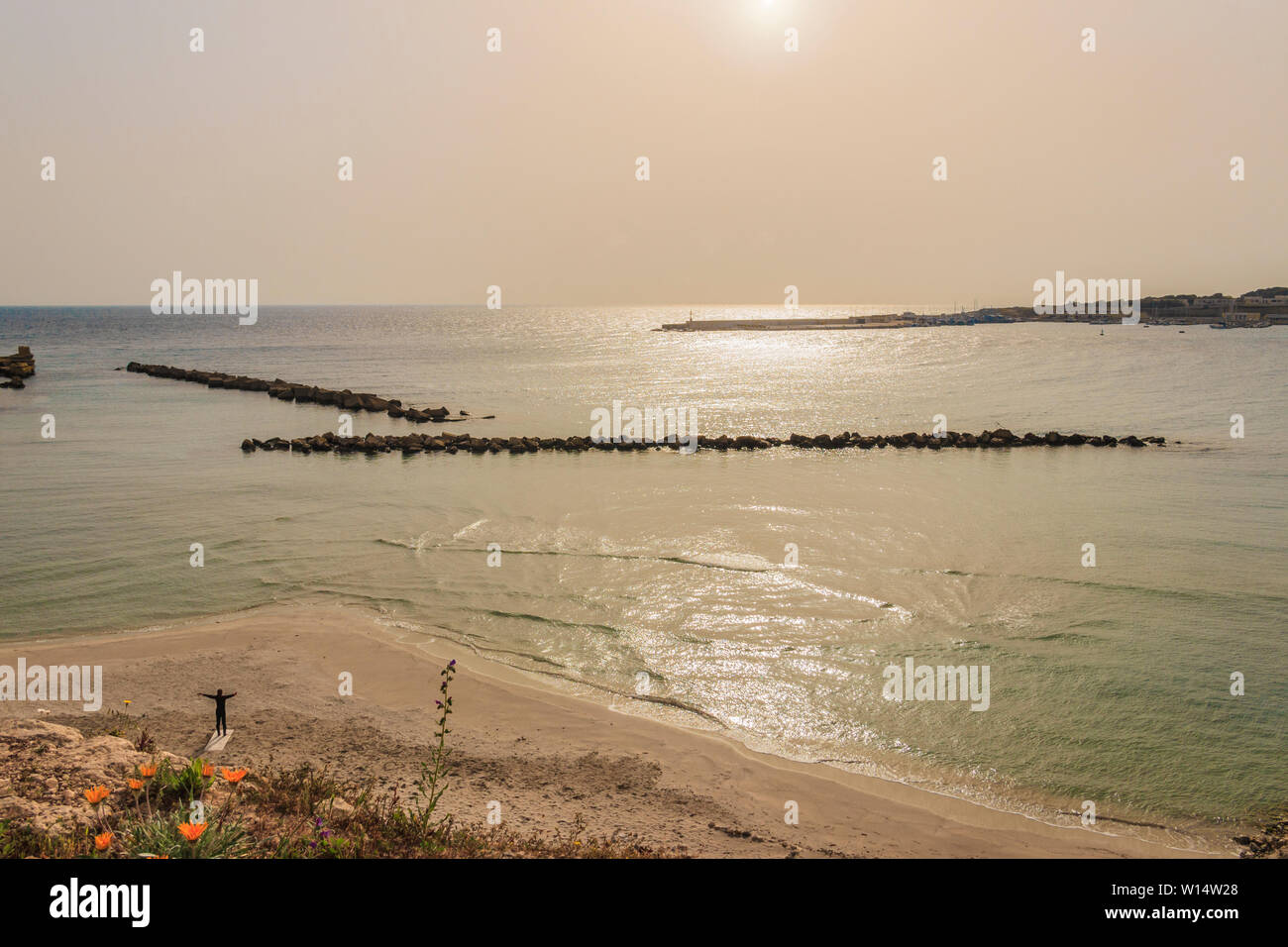 La costa salentina: veduta del porto di Otranto,(Puglia) Italia.Rilassatevi sulla spiaggia di mattina presto. Foto Stock