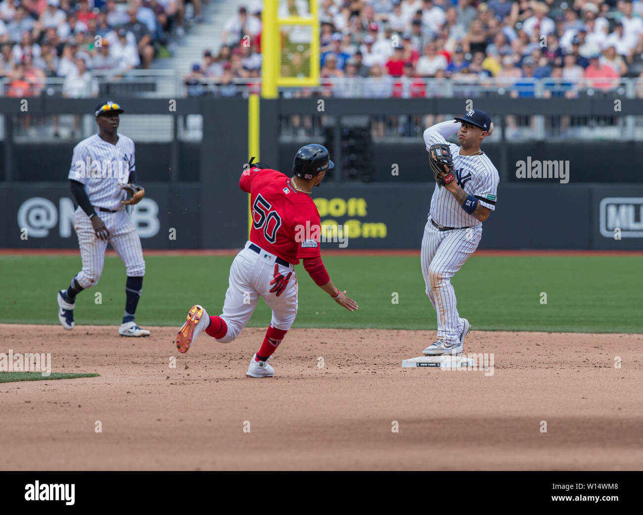 Lo stadio di Londra, Londra, Regno Unito. Il 30 giugno, 2019. Mitel &AMP; MLB presente Londra baseball di serie, Boston Red Sox contro New York Yankees; Mookie Betts fuori campo lato centro campo giocatore dei Boston Red Sox è contrassegnato a seconda base nella parte inferiore della quinta inning da Gleyber Torres Infield shorstop giocatore dei New York Yankees Credito: Azione Sport Plus/Alamy Live News Foto Stock