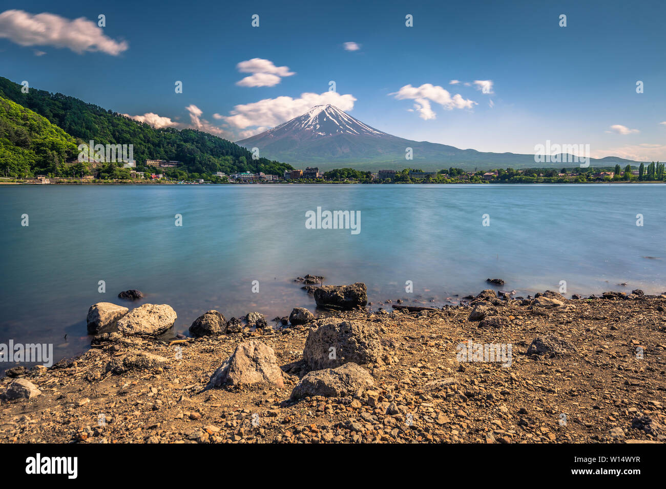 Kawaguchiko - 24 Maggio 2019: il Monte Fuji sembrano dal Lago Kawaguchi, Giappone Foto Stock