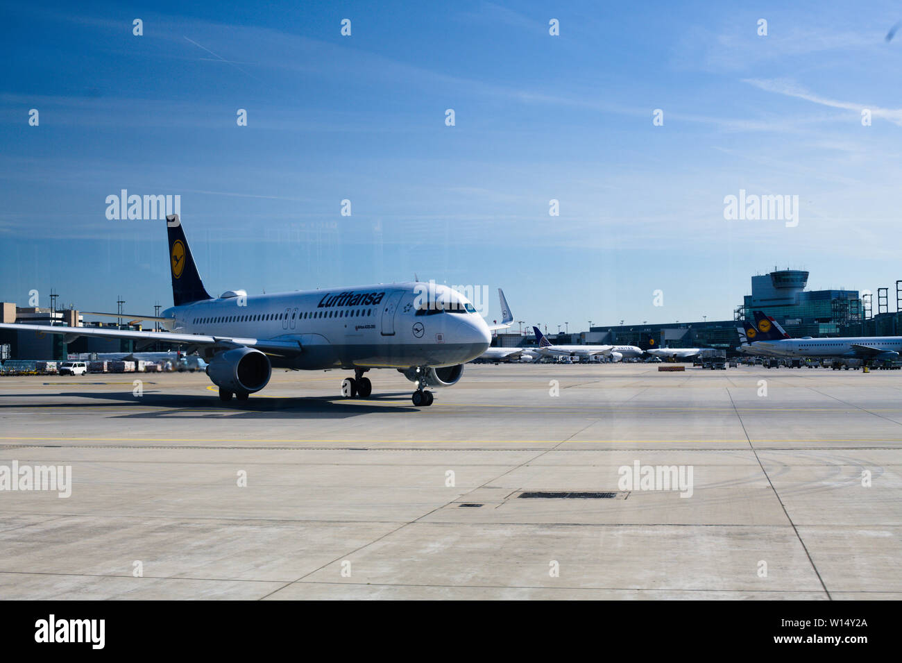 Velivolo sul tarmac presso l'aeroporto internazionale di Francoforte a Francoforte sul meno, Germania Foto Stock