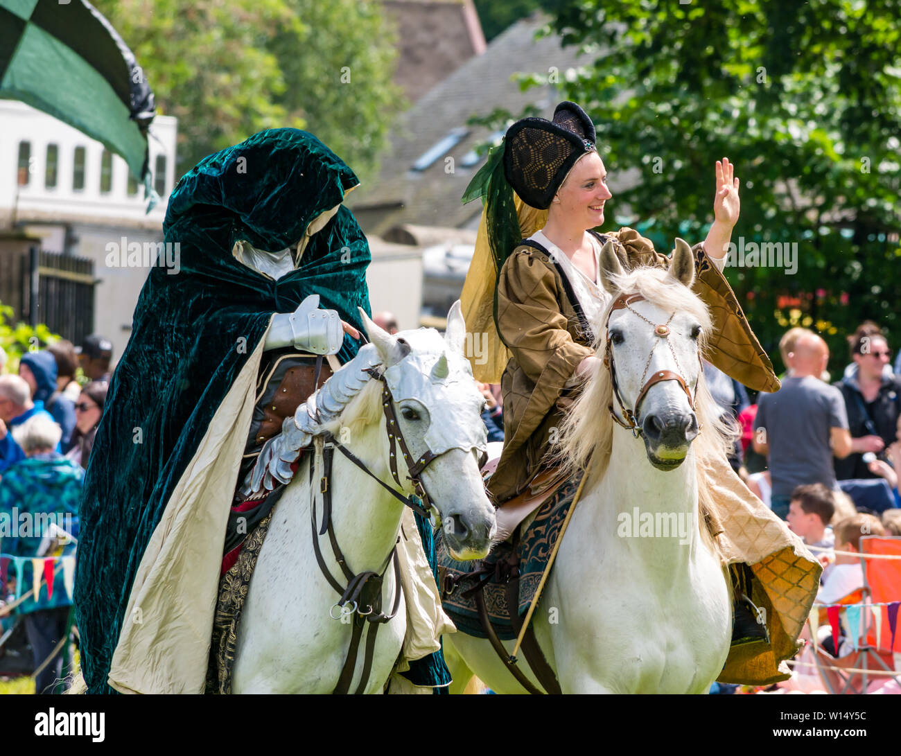 Linlithgow Palace, West Lothian, Scozia, Regno Unito, 30 giugno 2019. Giostre a Linlithgow Palace: ambiente storico Scozia presente la loro annuale famiglia medievale giornata di divertimento presso la buccia. L'evento principale è una spettacolare giostre e equitazione display dall'equino team stunt Les amis d'Onno vestito in costumi medievali con una donna come una donna medievale a cavallo sidesaddle Foto Stock