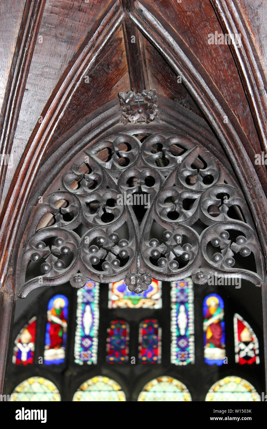 Dettaglio del Tracery sulla schermata di Rood in St Grwst la Chiesa, Llanrwst, Conwy, Galles Foto Stock