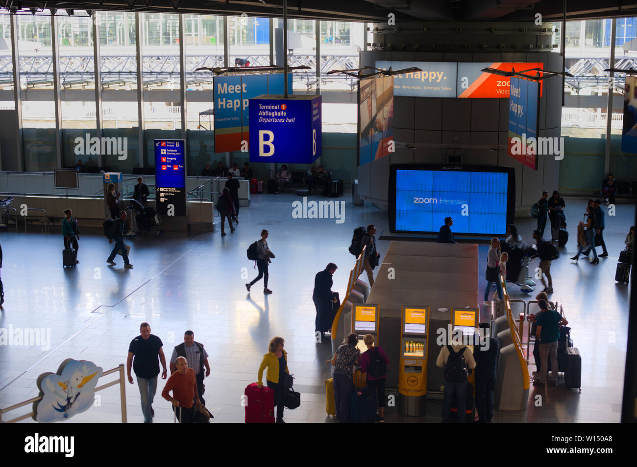 Passeggeri all'aeroporto internazionale di Francoforte a Francoforte sul meno, Germania Foto Stock