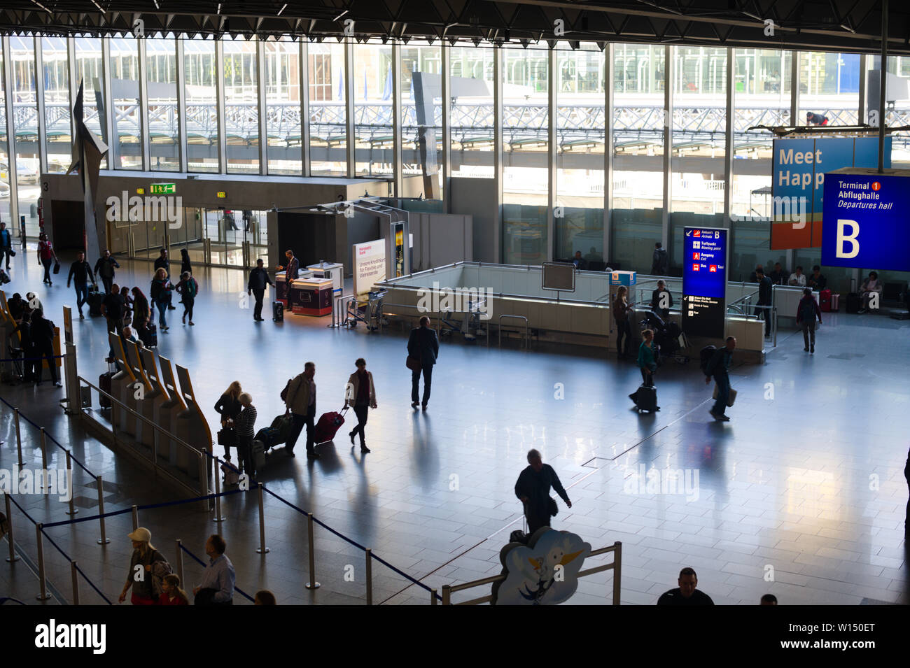Passeggeri all'aeroporto internazionale di Francoforte a Francoforte sul meno, Germania Foto Stock