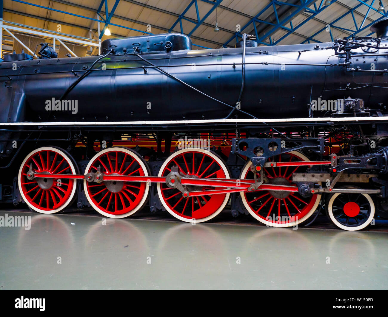 Un 4-8-4 passeggero locomotiva a vapore dalle ferrovie cinesi costruito dalla Fonderia Vulcan dettaglio mostrante red ruote motrici e ingranaggio della valvola Foto Stock