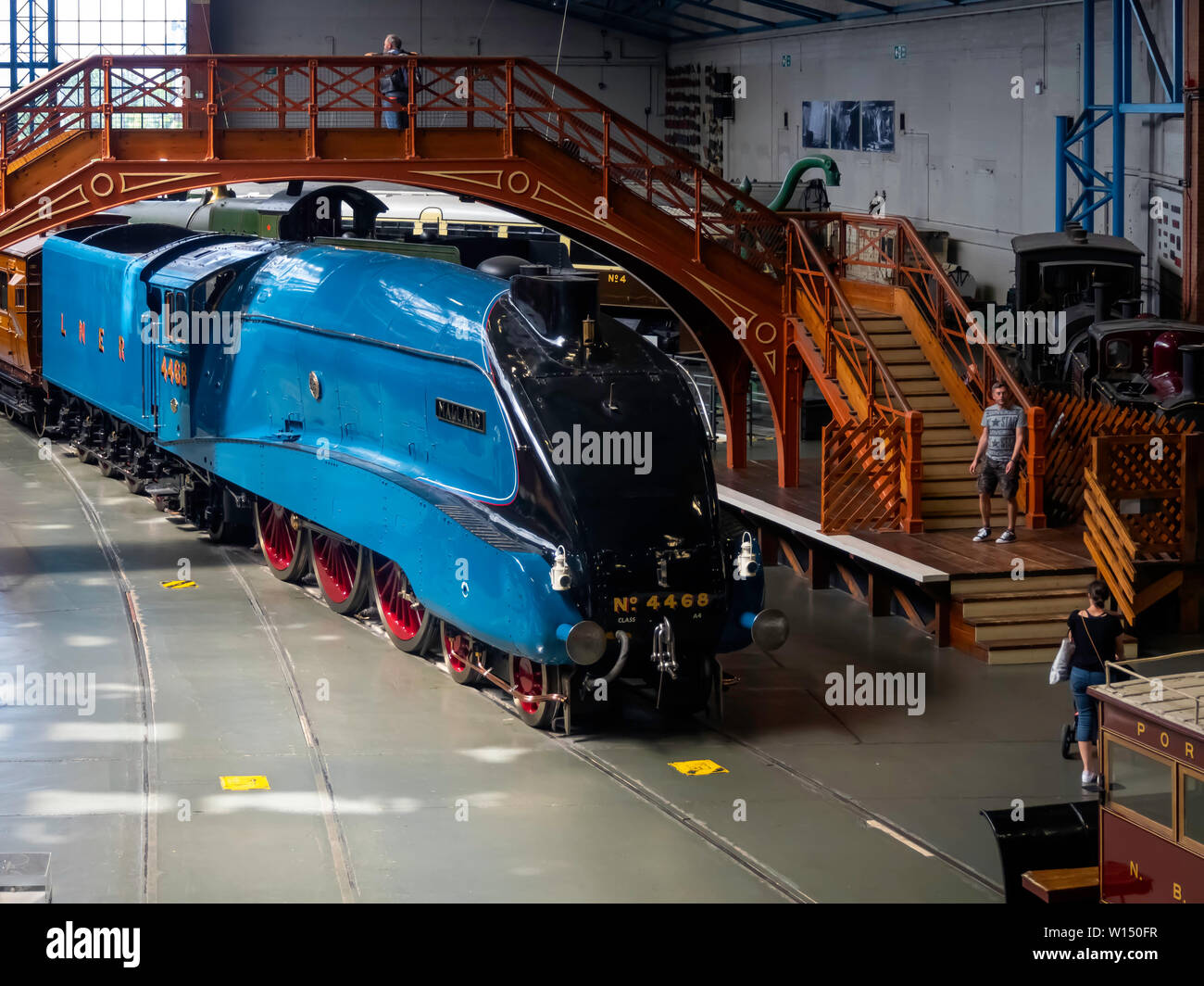 Vista la grande Hall presso il Museo Nazionale delle Ferrovie di York semplificata con la locomotiva a vapore il Germano reale mondo detentore del record di velocità per il treno a vapore Foto Stock