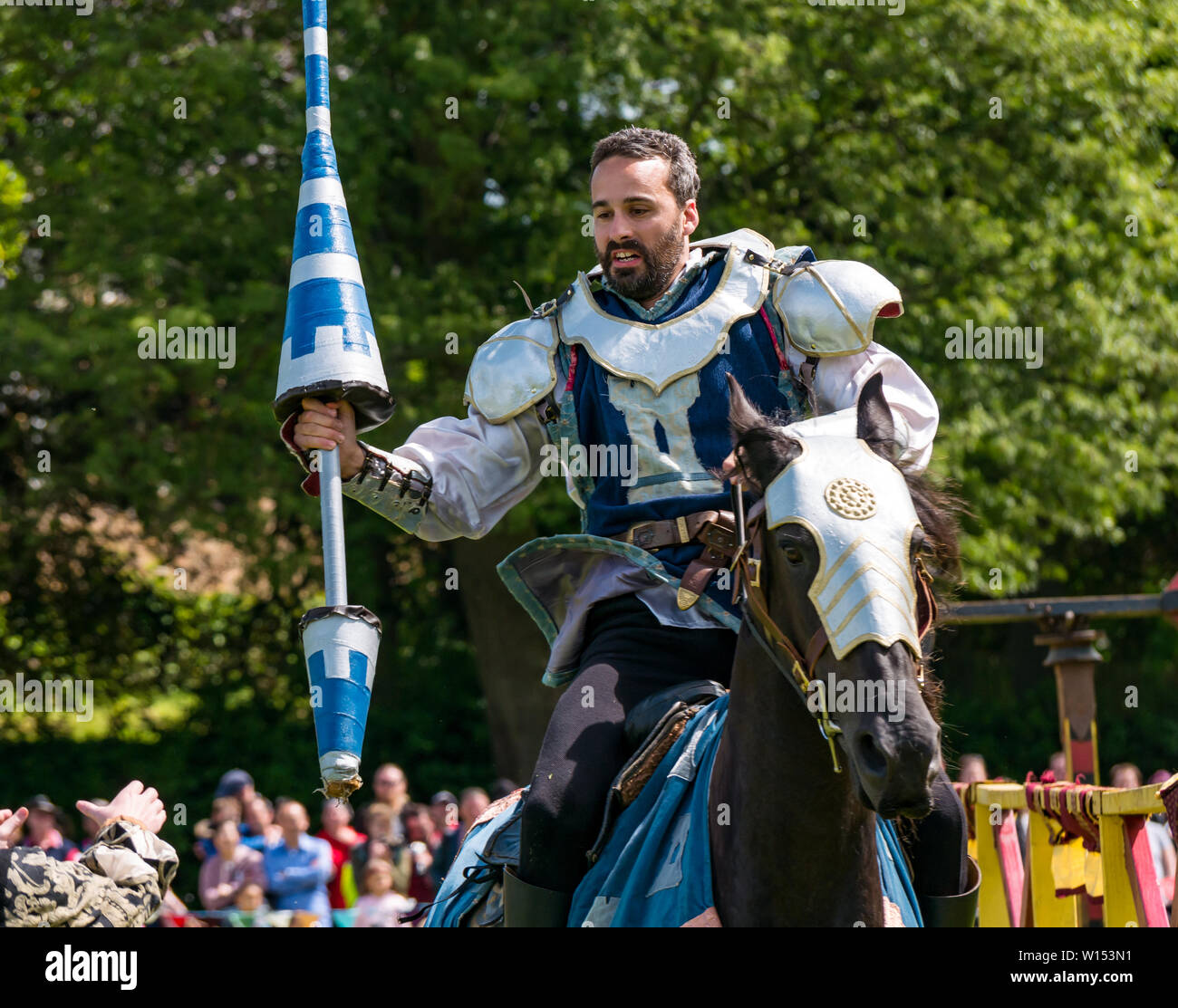 Linlithgow Palace, West Lothian, Scozia, Regno Unito, 30 giugno 2019. Giostre a Linlithgow Palace: ambiente storico Scozia presente la loro annuale famiglia medievale giornata di divertimento presso la buccia. L'evento principale è una spettacolare giostre e equitazione e giostre display dall'equino team stunt Les amis d'Onno vestito di cavaliere medievale costumi Foto Stock