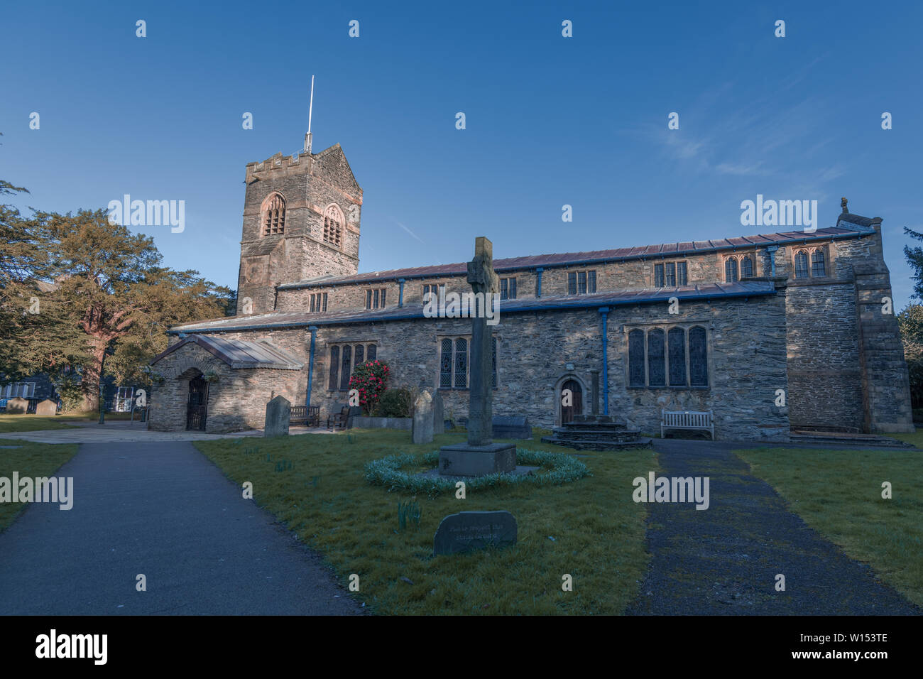 WINDERMERE, Regno Unito - 25 MARZO 2019: St Martins chiesa in Bowness-on-Windermere shot alla mattina presto Foto Stock
