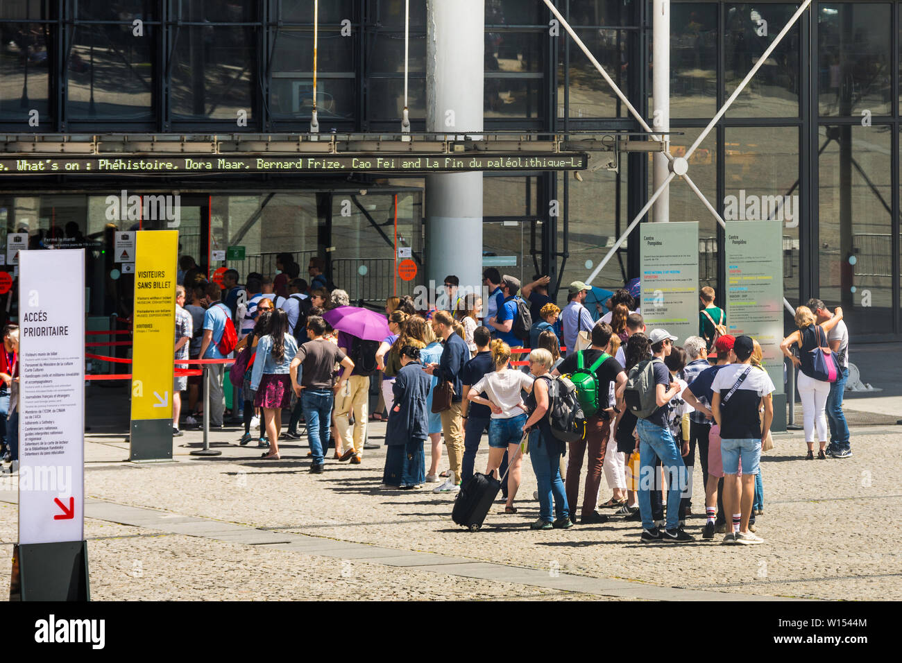 I turisti in coda per l'entrata al Centro Pompidou art gallery, Parigi, Francia. Foto Stock