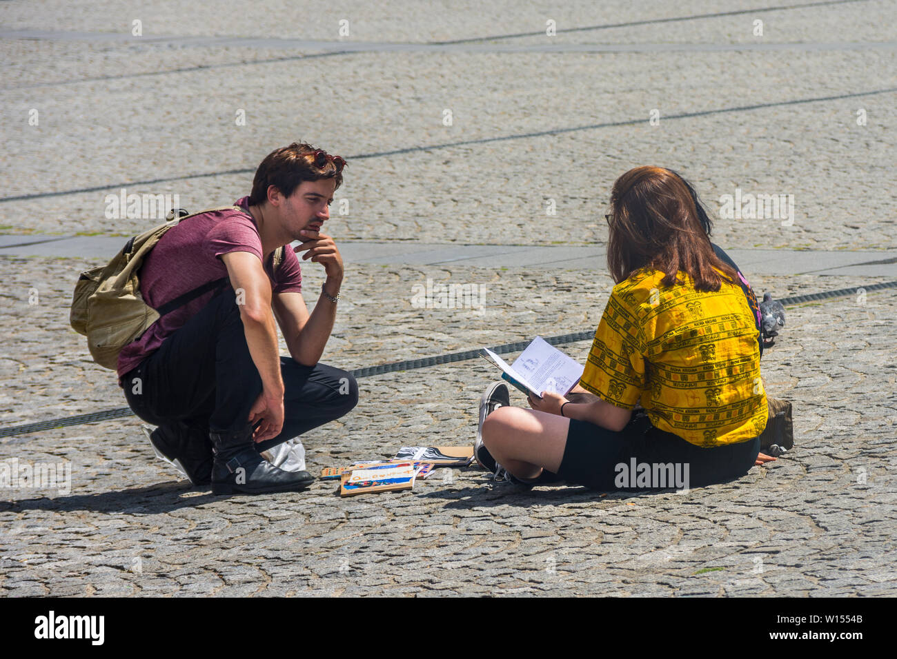 Le coppie interagenti in una piazza parigina, Francia. Foto Stock