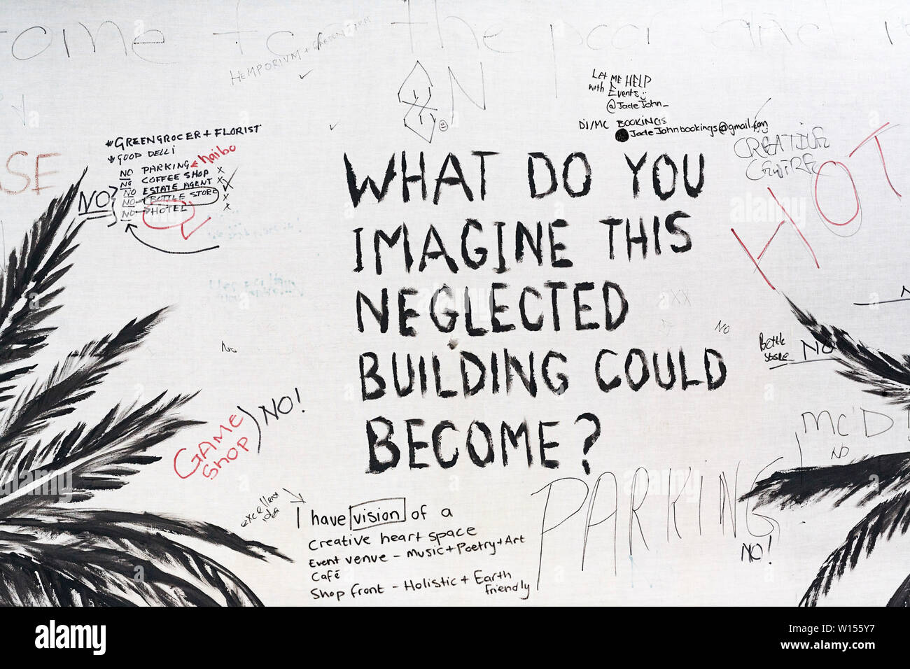 La pubblica opinione scritta e persone che condividono le idee su una tela banner al di fuori di un edificio trascurato. Foto Stock