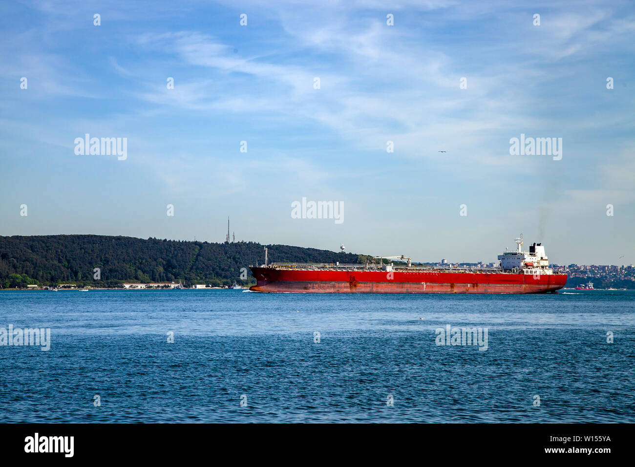 Un rosso grande freighter sta andando al Mare Nero dal Mar di Marmara nel Bosforo, Istanbul Foto Stock