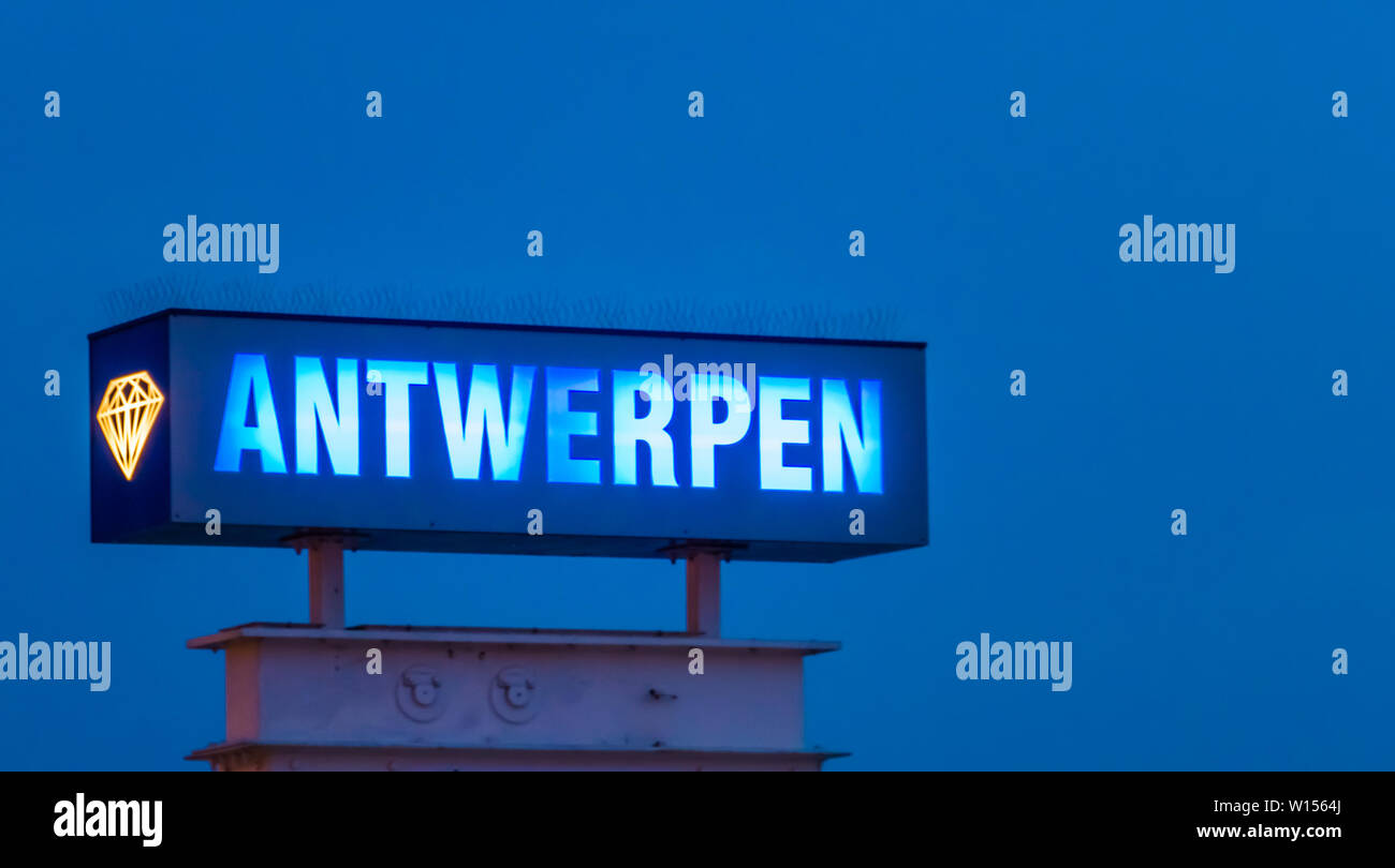 Illuminati al neon blu light board con il testo di Antwerpen, segno posto illuminata di notte ad Anversa, in Belgio Foto Stock