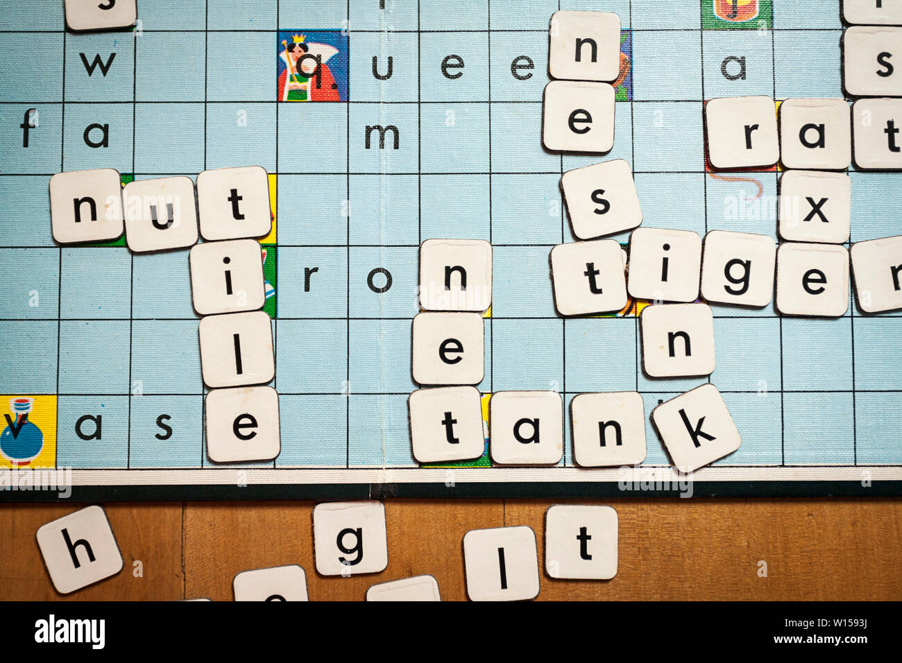 Parole su junior scrabble gioco di bordo con la lettera di pezzi Foto Stock