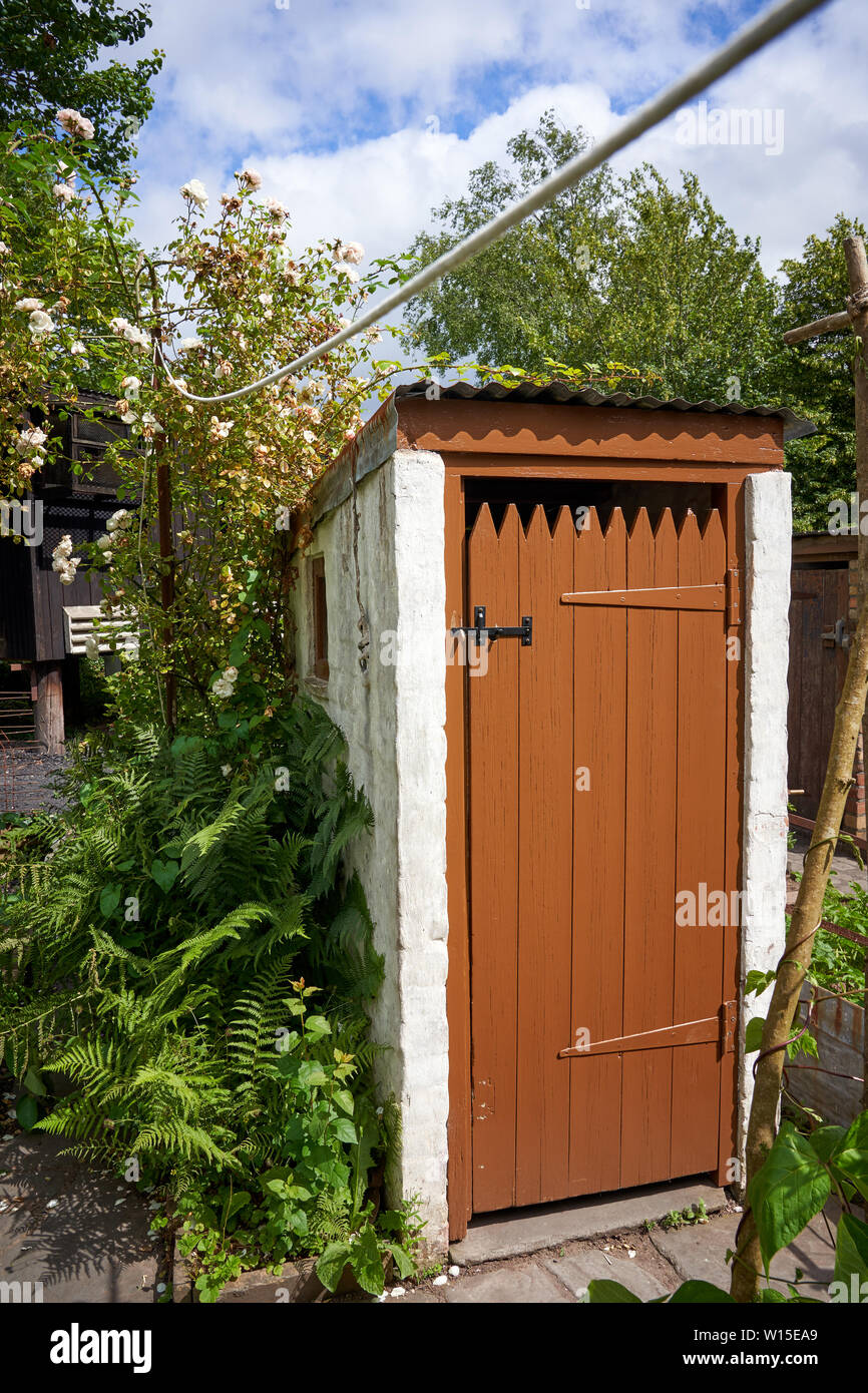 Toilette esterna al Rhyd-y-car cottages, Museo Nazionale di Storia, St Fagans, Cardiff Foto Stock