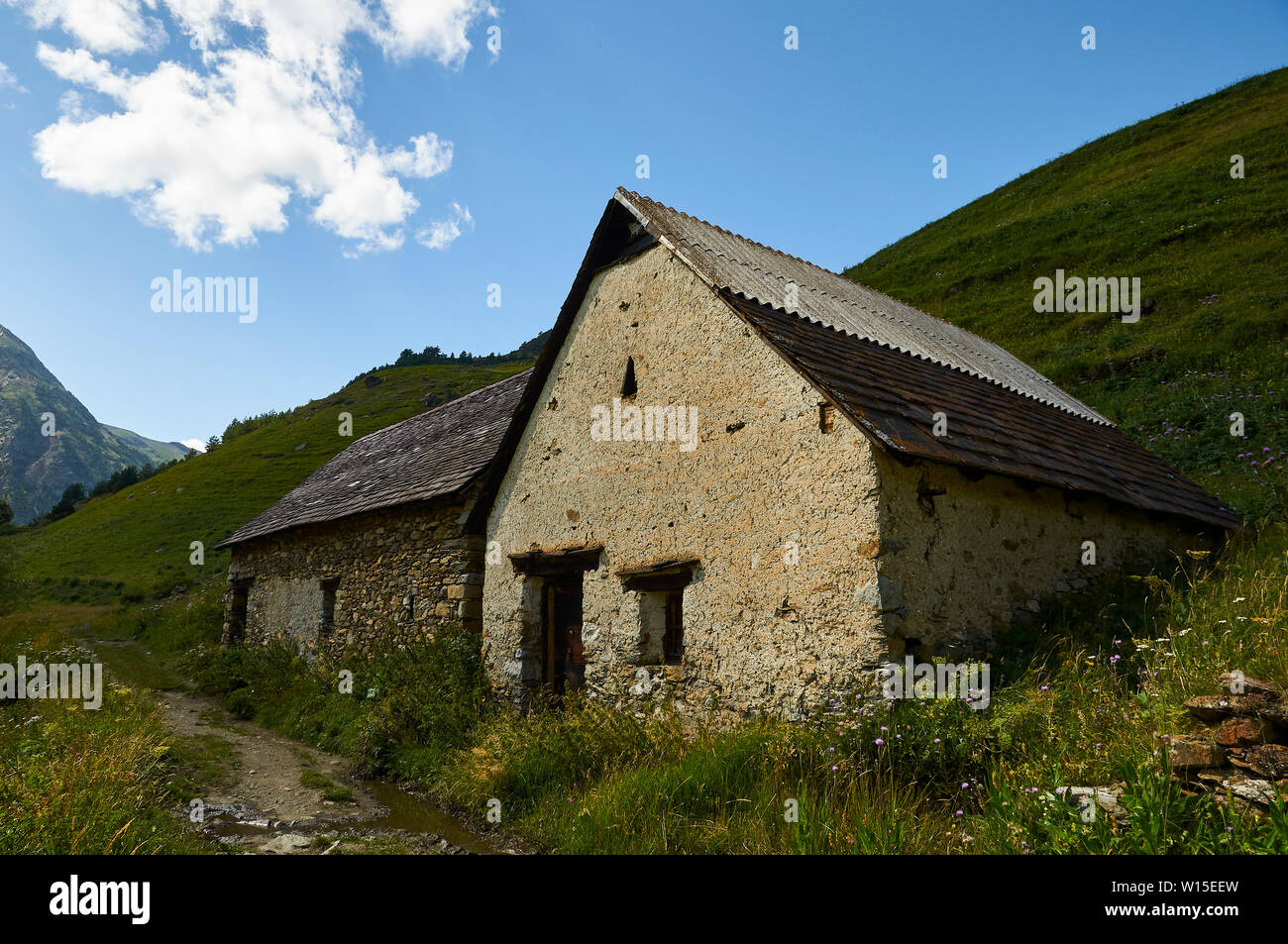 Borda, un tradizionale di alta montagna edificio del bestiame, vicino GR-11 sentiero in Viadós (Chistau valley, Sobrarbe, Huesca, Pirenei, Aragona, Spagna) Foto Stock