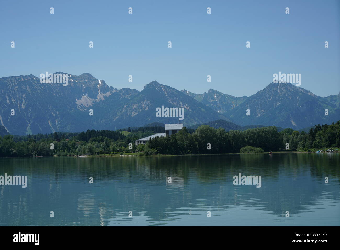 Neuschwanstein si trova ai piedi del Forggensee in Baviera Foto Stock