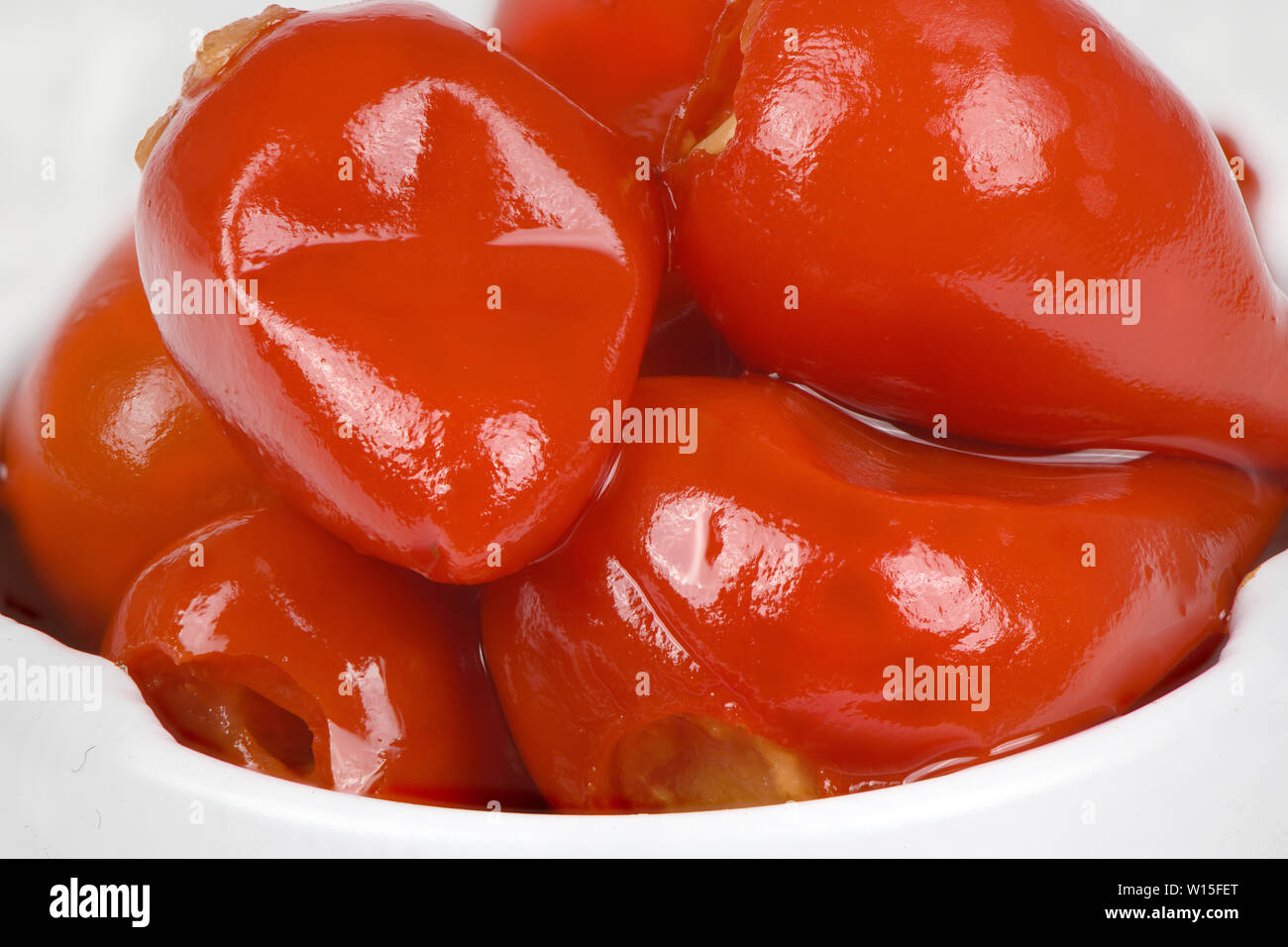 Piri-piri hot pepper su sfondo bianco. Foto ad alta risoluzione. Massima profondità di campo. Foto Stock