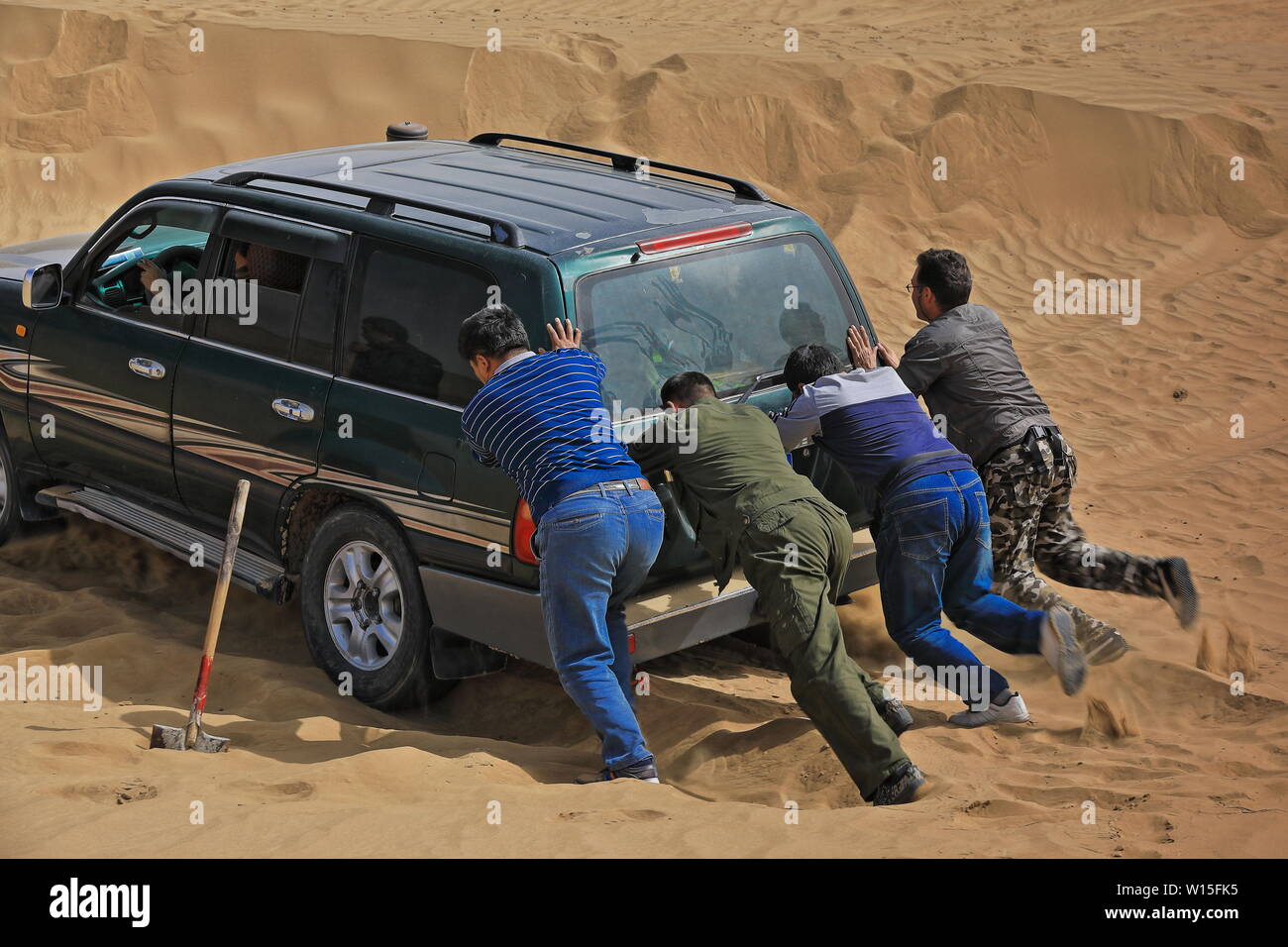 Unstucking un'auto verde fuoristrada bloccata in sabbia-Taklamakan deserto-contea di Keriya-Xinjiang-Cina-0255 Foto Stock