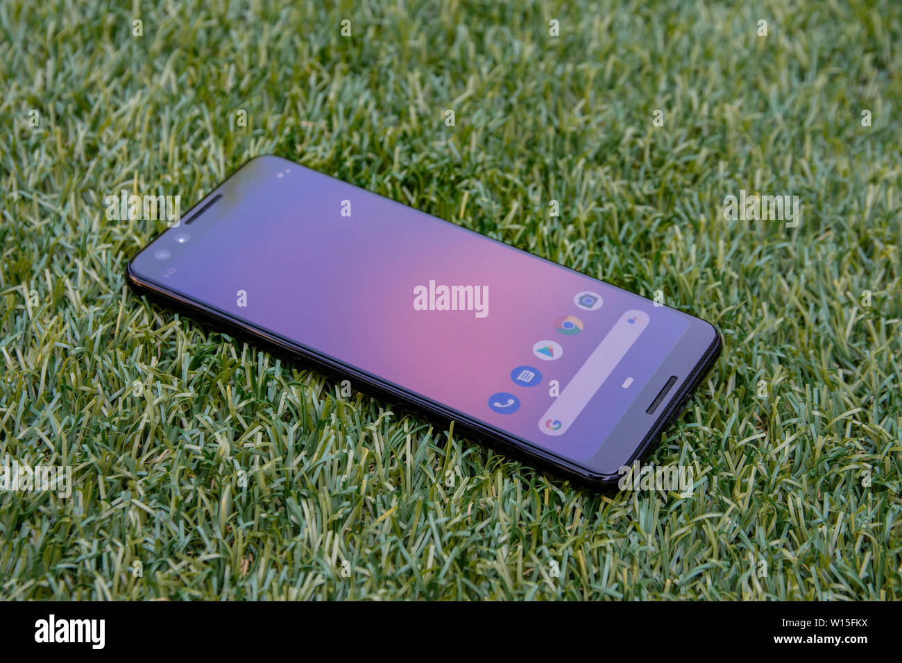 Inghilterra, Regno Unito - 30 Giugno 2019: la parte anteriore dello schermo di un pixel di Google 3 rilasciato da google un alfabeto company nel 2019. L'immagine mostra il più recente Foto Stock