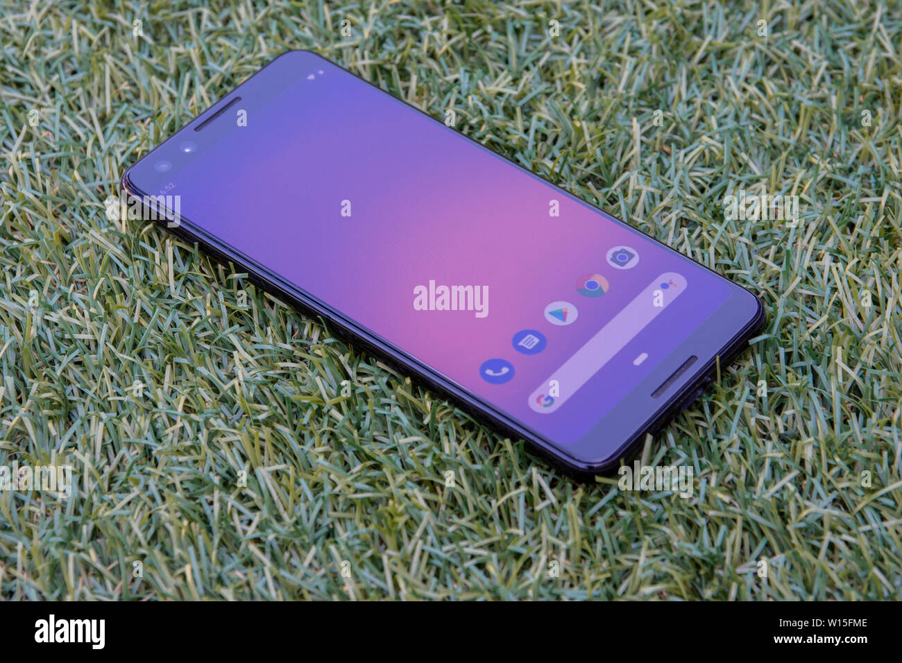 Inghilterra, Regno Unito - 30 Giugno 2019: la parte anteriore dello schermo di un pixel di Google 3 rilasciato da google un alfabeto company nel 2019. L'immagine mostra il più recente Foto Stock