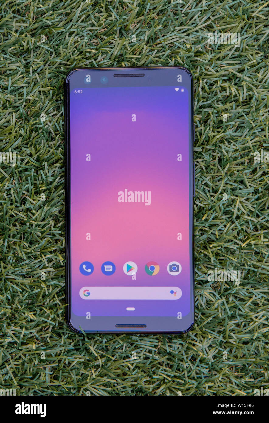 Inghilterra, Regno Unito - 30 Giugno 2019: la parte anteriore dello schermo di un pixel di Google 3 rilasciato da google un alfabeto company nel 2019. L'immagine mostra il più recente Foto Stock