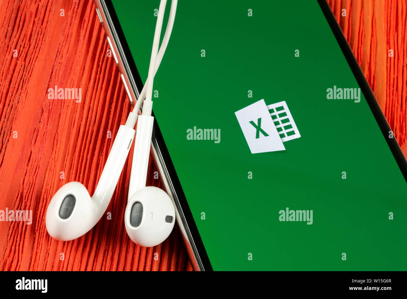 A Helsinki, Finlandia, 4 Maggio 2019: Microsoft Excel icona applicazione su Apple iPhone schermo X close-up. Microsoft Office Excel Icona app. Microsoft office Foto Stock