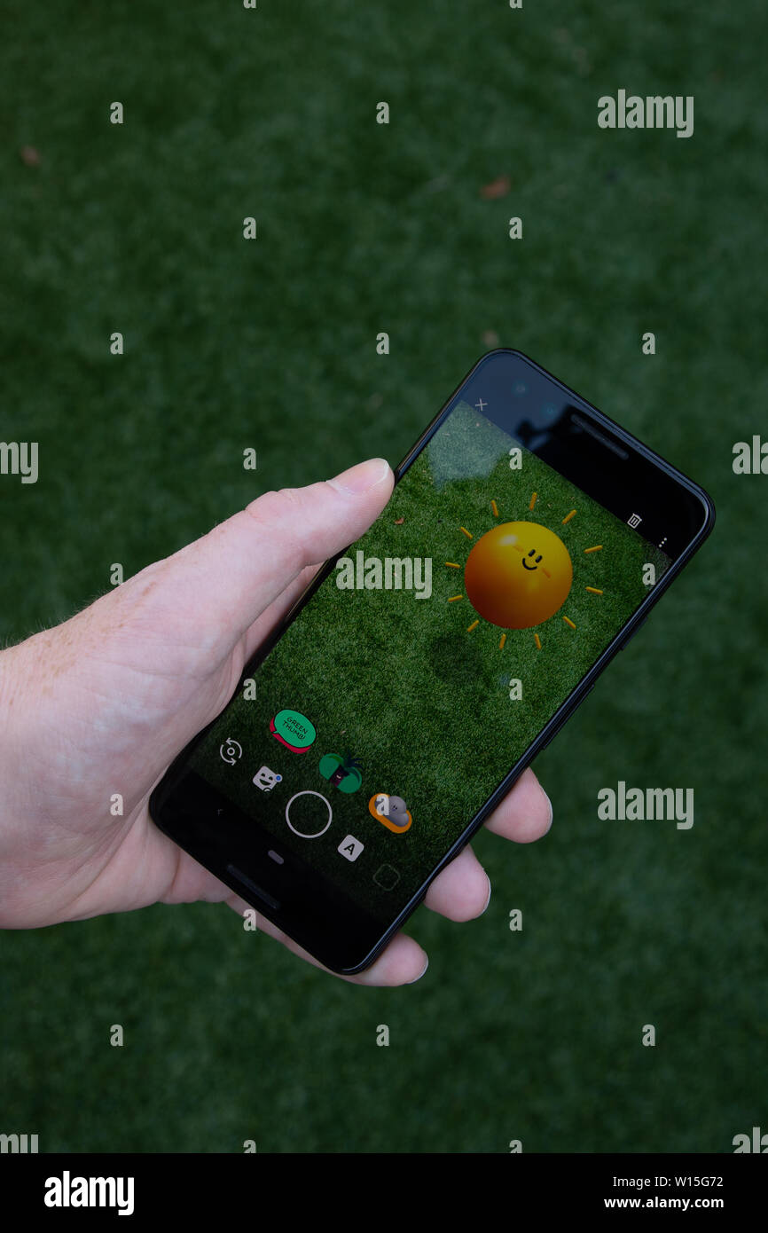 Inghilterra, Regno Unito - 30 Giugno 2019: augmented reality parco giochi app su un pixel Google 3 rilasciato da google un alfabeto company nel 2019. Immagine s Foto Stock