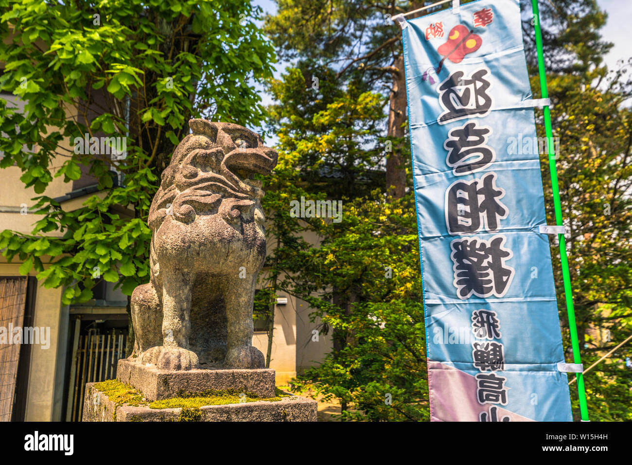Takayama - Maggio 26, 2019: custode statua in un santuario a Takayama, Giappone Foto Stock
