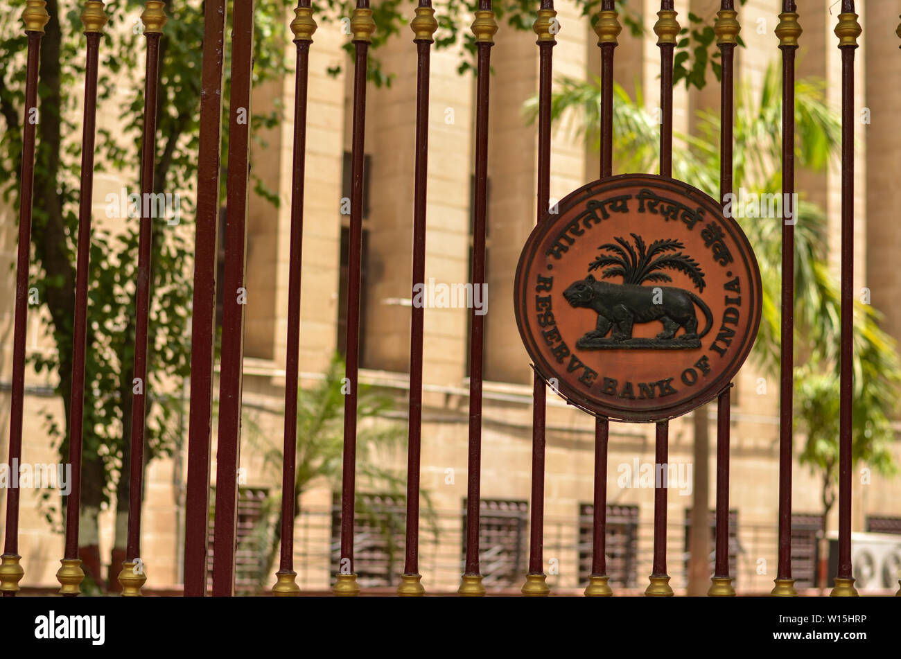 Nuova Delhi, India, 2019. Logo RBI sul cancello chiuso in ferro della Reserve Bank of India (RBI) edificio a Patel Chowk, Connaught Place Foto Stock