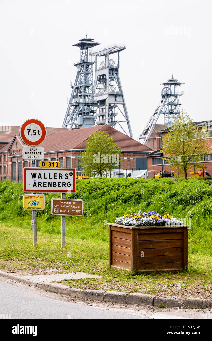 L'ex Arenberg sito minerario in Wallers nel bacino minerario di Nord-Pas de Calais, Francia, con l'indicazione della città in primo piano. Foto Stock