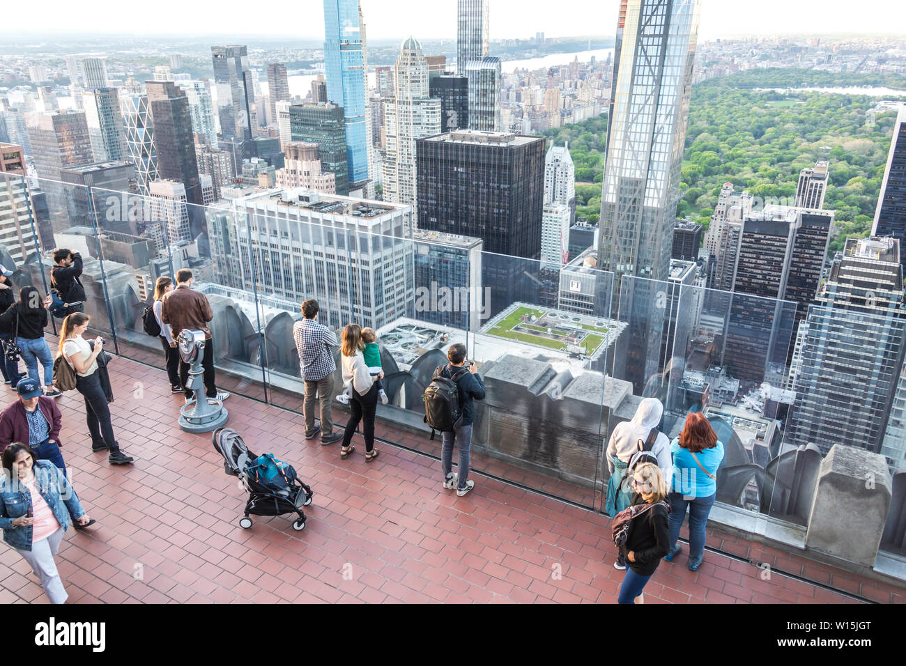 NEW YORK, Stati Uniti d'America - 17 May, 2019: turisti fotografare dal tetto sui grattacieli di Manhattan Foto Stock