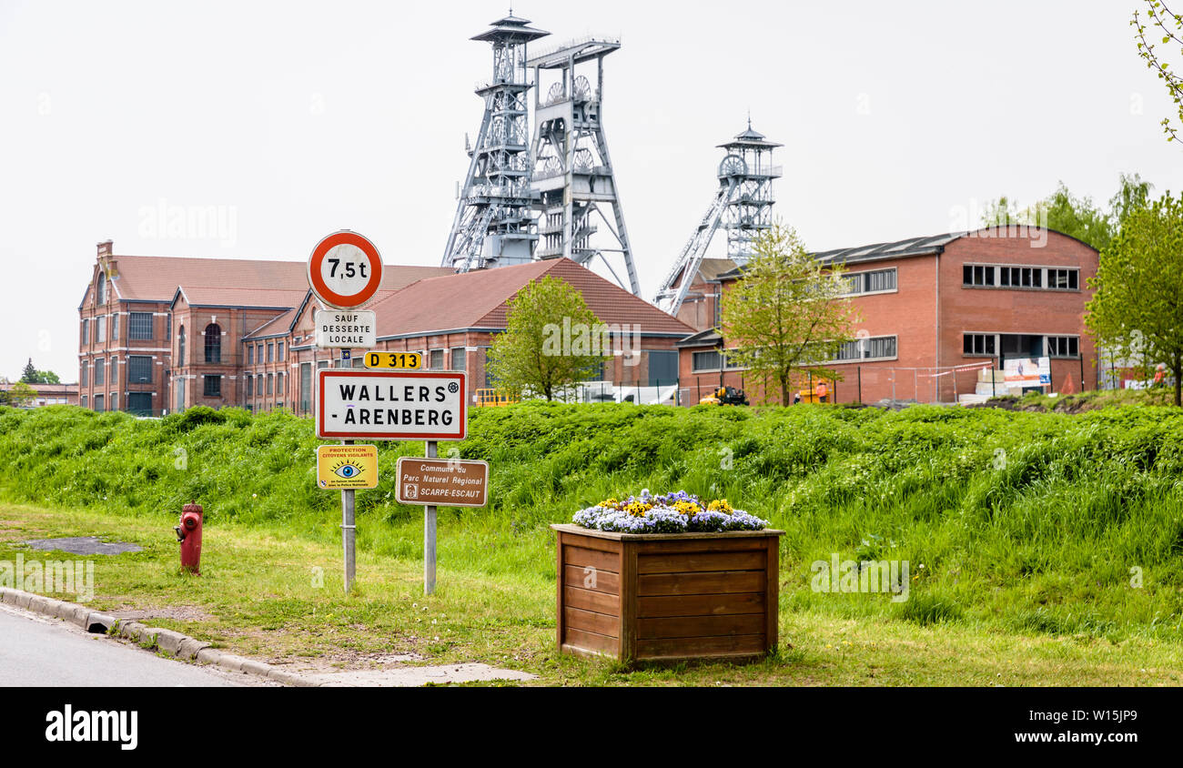 L'ex Arenberg sito minerario in Wallers nel bacino minerario di Nord-Pas de Calais, Francia, con l'indicazione della città in primo piano. Foto Stock