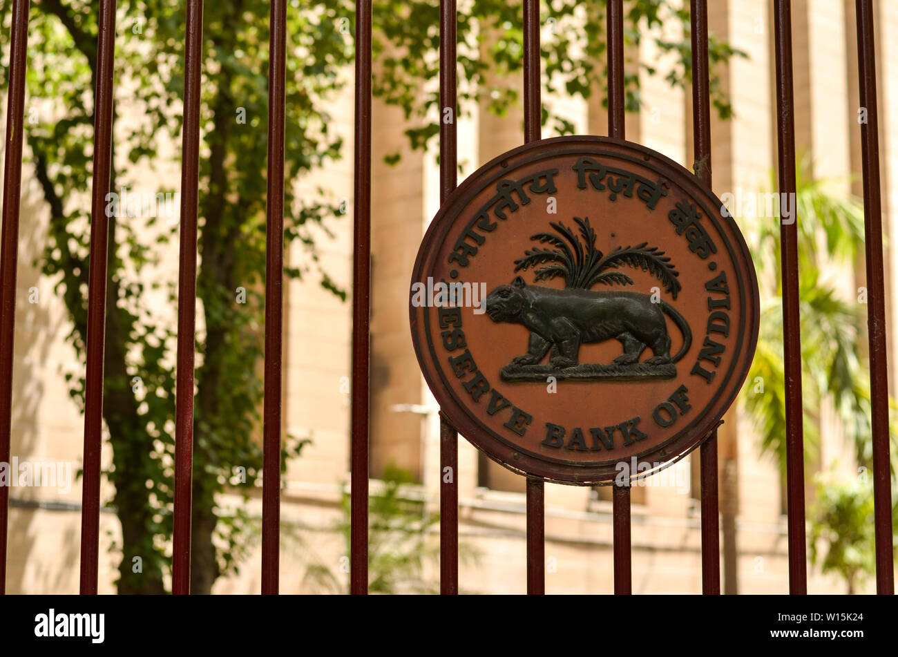 Nuova Delhi, India, 2020. Logo RBI sul cancello chiuso in ferro della Reserve Bank of India (RBI) edificio a Patel Chowk, Connaught Place Foto Stock