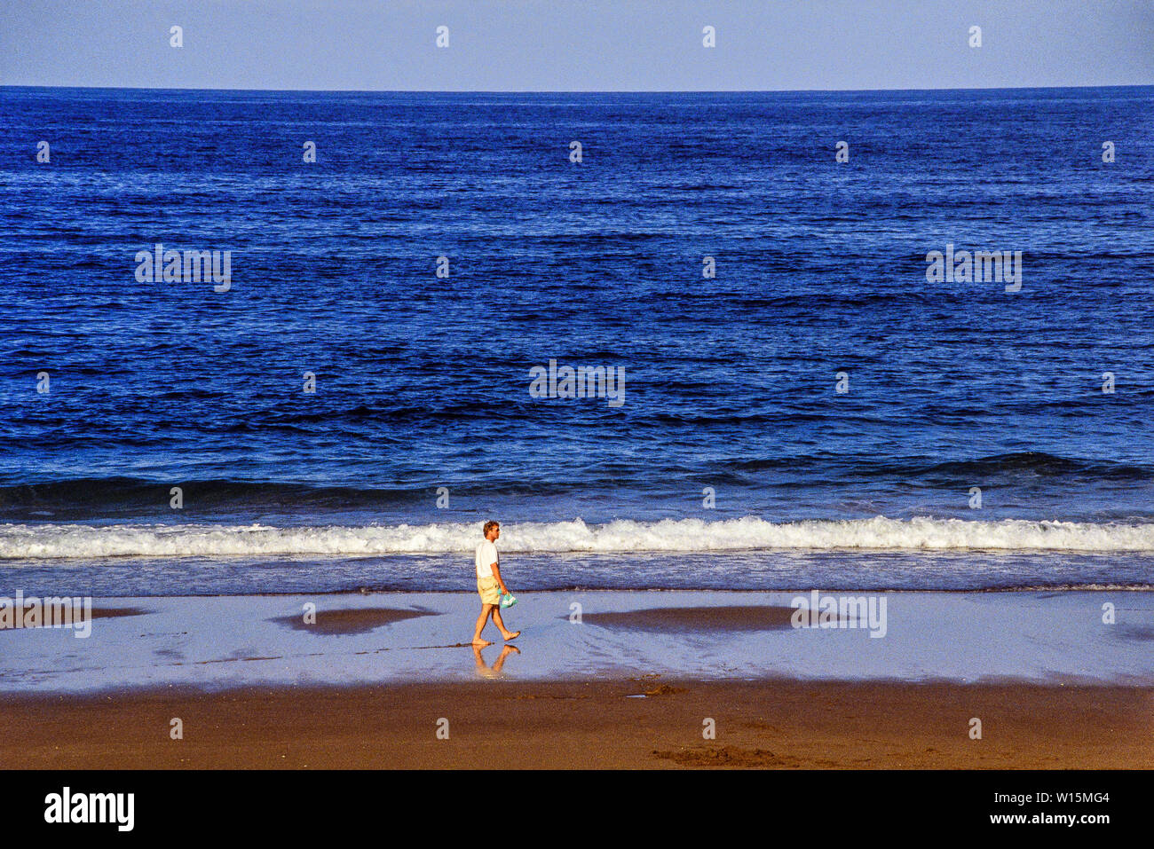 Nuova Zelanda, Isola del nord. Lone persona cammina lungo la spiaggia deserta. Fotografia scattata da novembre 1989. Foto: © Simon Grosset. Archivio: immagine digitalizzata dalla un Foto Stock
