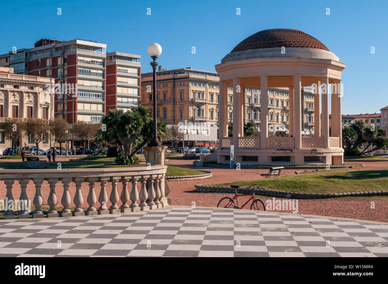 La Terrazza Mascagni e il gazebo sul lungomare di Livorno, Toscana, Italia Foto Stock