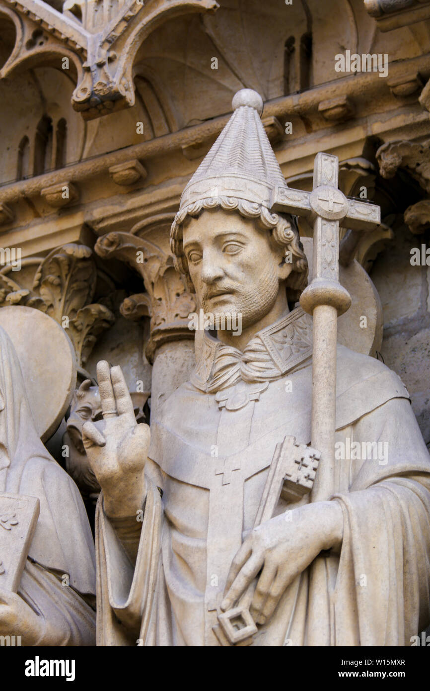 Statua medioevale di papa Silvestro presso la cattedrale di Notre Dame di Parigi, Francia. Foto Stock