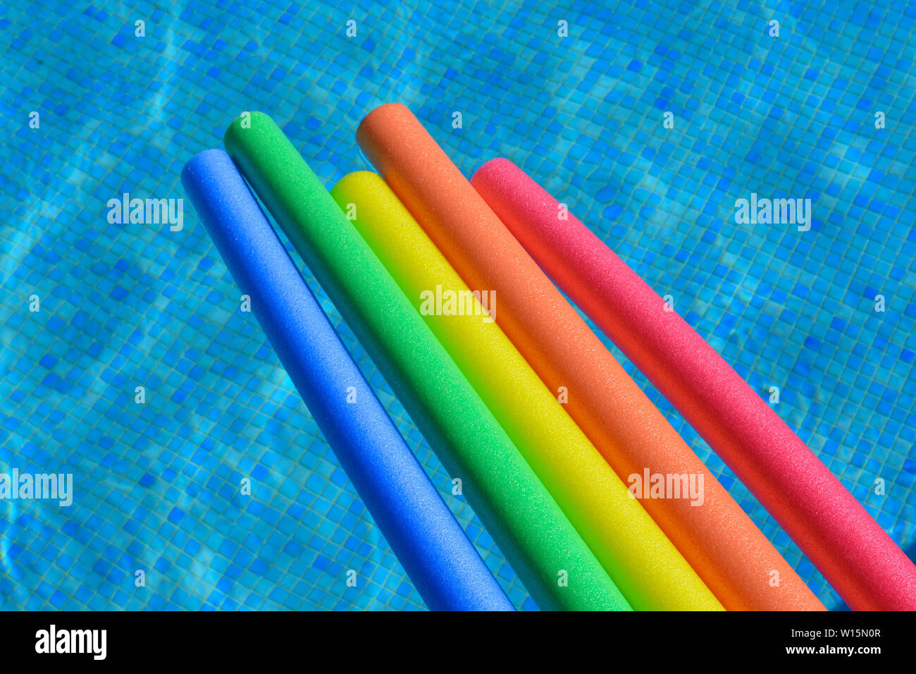 Colorati tagliatelle in piscina e piscina, con copia spazio. Divertimento estate vibes. Foto Stock