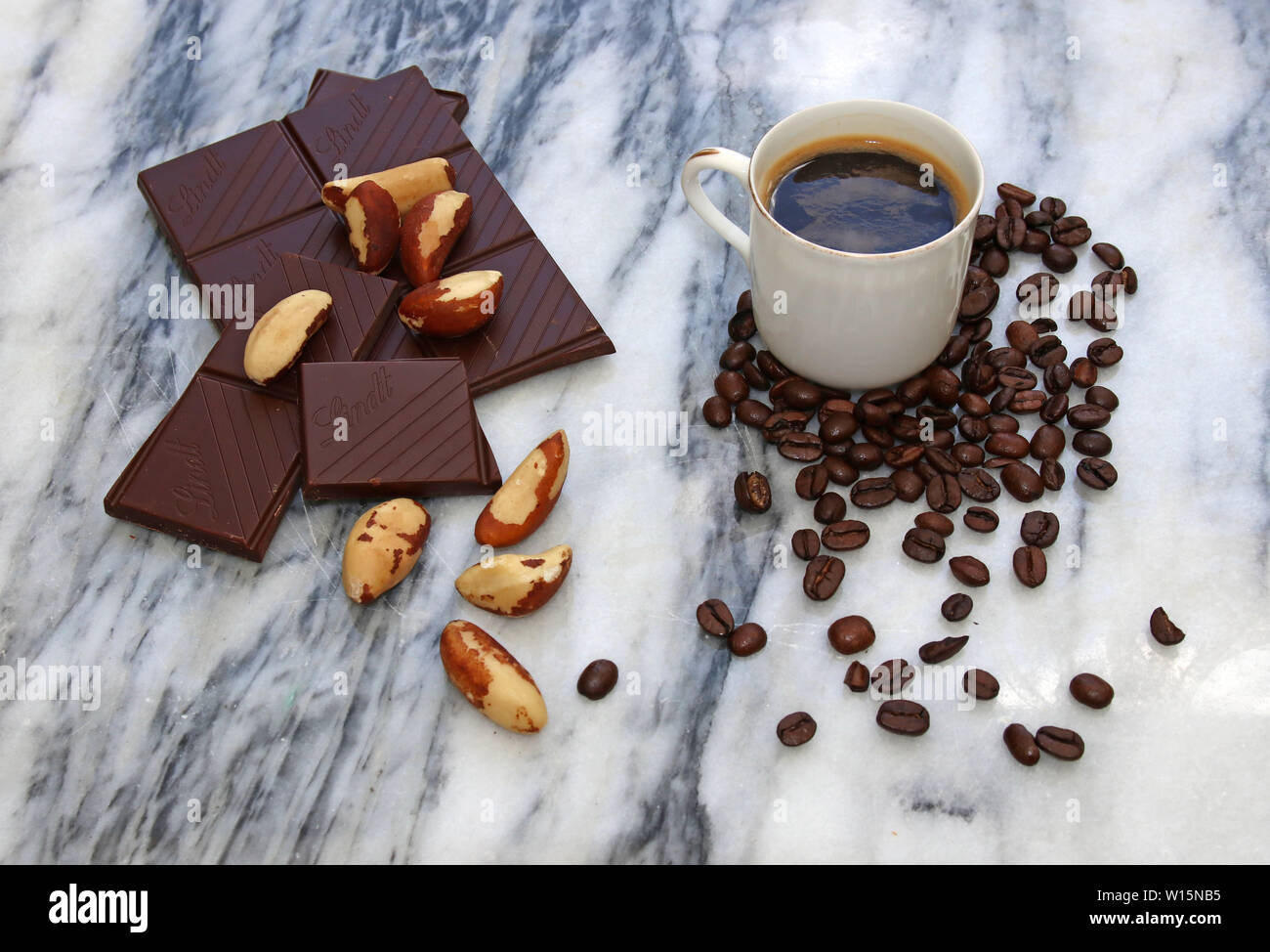 Le cose dal Brasile, caffè, caffè, cioccolato, noci del Brasile su una lastra di marmo. Foto Stock
