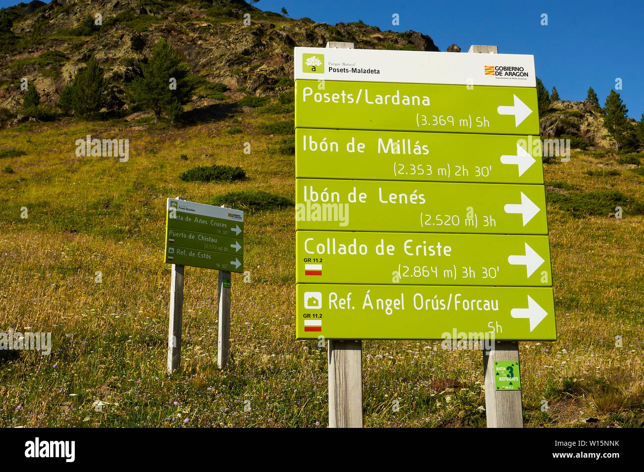 Parque Natural Posets-Maladeta trail in signpost Transpirenaica GR-11 sentiero (Viadós, Chistau valley, Sobrarbe, Huesca, Pirenei, Aragona, Spagna) Foto Stock