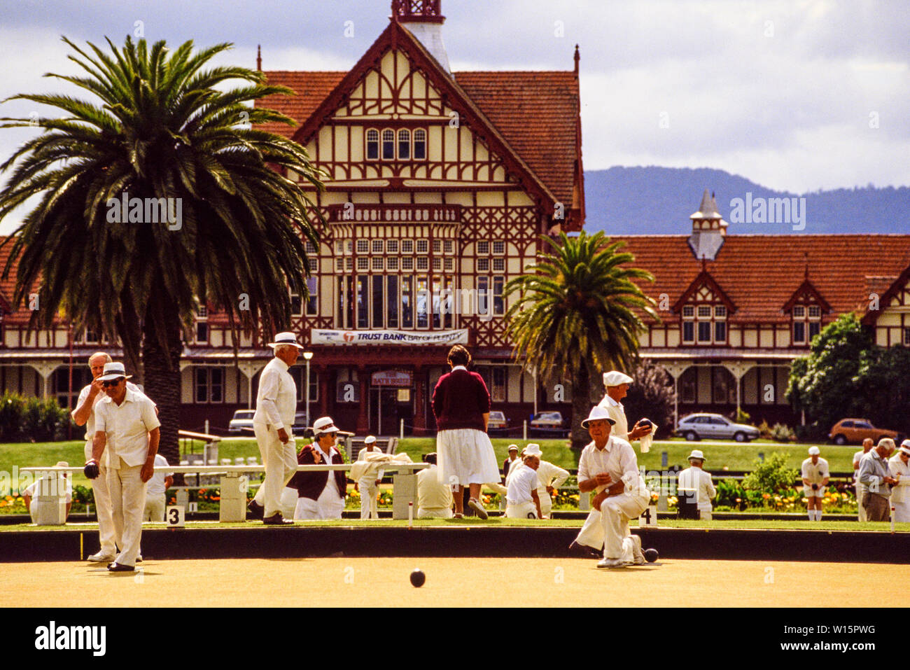 Nuova Zelanda, Isola del nord, Rotorua. I giocatori anziani a Rotorua bowling club. Lawn Bowls. Fotografia scattata da novembre 1989. Foto: © Simon Grosset. Archivio: HO Foto Stock