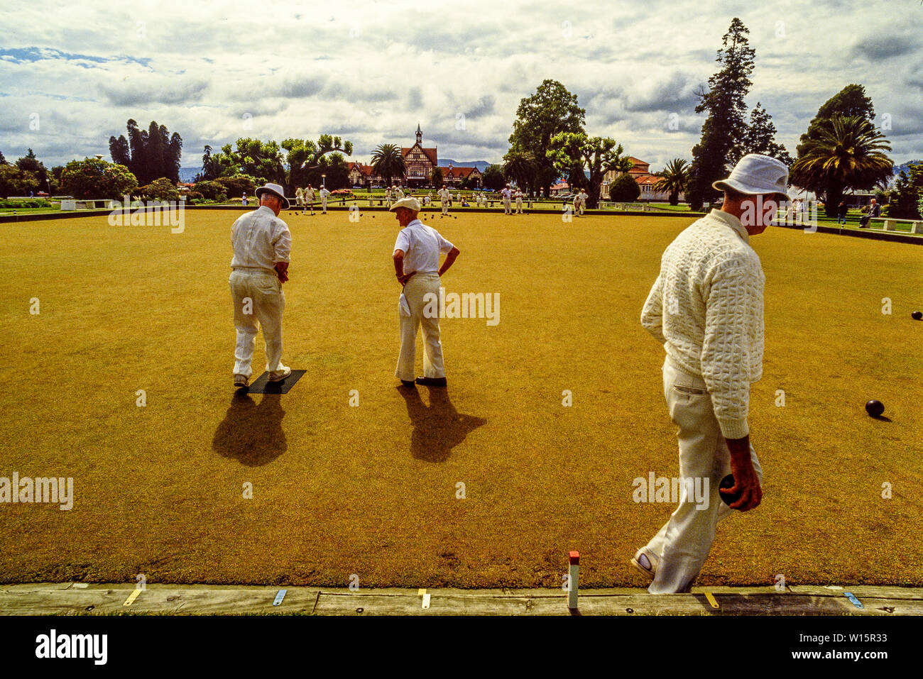 Nuova Zelanda, Isola del nord, Rotorua. I giocatori anziani a Rotorua bowling club. Lawn Bowls. Fotografia scattata da novembre 1989. Foto: © Simon Grosset. Archivio: HO Foto Stock